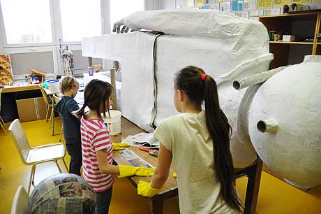 Lepení mnoha papírových vrstev je docela dřina…